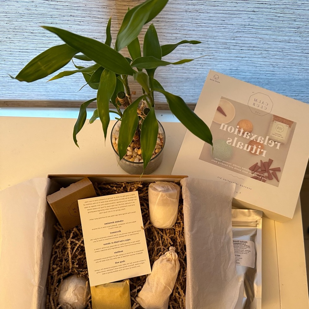 🧘🏻‍♀️ CALM CLUB brand new scented relaxation kit. Melt your stress away!